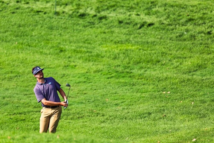 Wyndham Championship 2026, gioco interrotto per meteo avverso. Hossler guida la classifica parziale. Bene Mazzoli