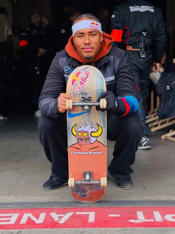 Gigante de 1,91m cria estilo próprio no skate e quer inspirar pessoas