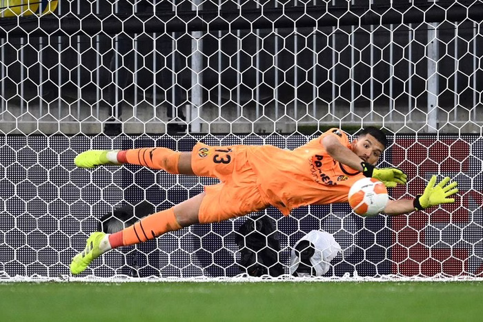 Man City agree cut-price deal for new Gianluigi Donnarumma deputy