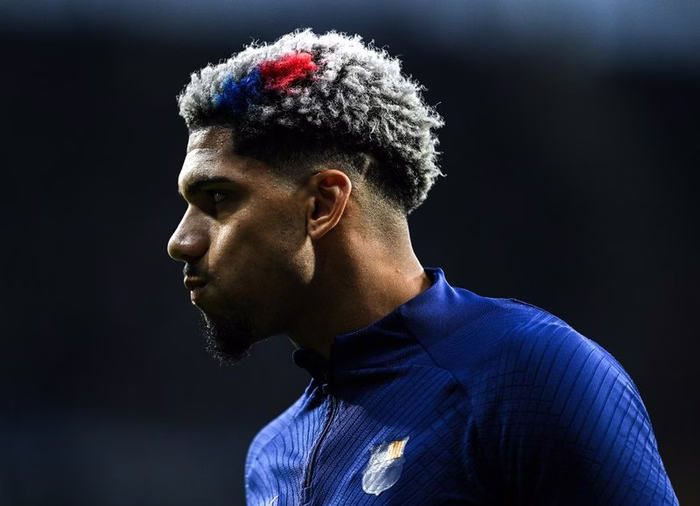 Romano hints Liverpool could yet add new right back to Araujo move