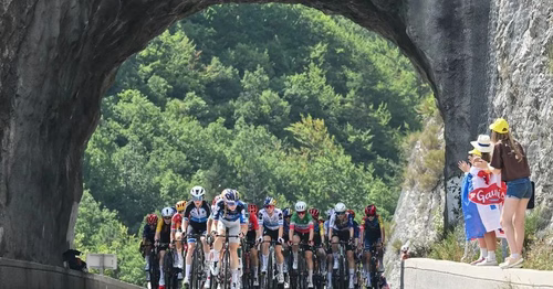 Tour de France Femmes : Demi Vollering, la leader de la FDJ United Suez, remporte la 8e étape et le maillot jaune à Nice