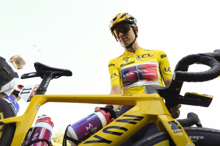 Polemica infuocata al Tour de France. Niewiadoma attacca: “Mi hanno bloccata alle barriere. Perso il rispetto per Vollering”