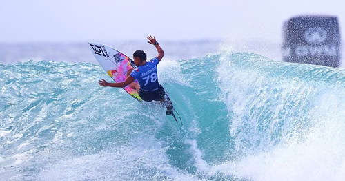 À 15 ans, la surfeuse landaise Tya Zebrowski s'attaque à la vague de Tahiti, sa "deuxième maison"