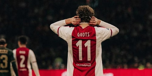 Pisté par le PSG, Mika Godts forfait avec l’Ajax contre PEC Zwolle