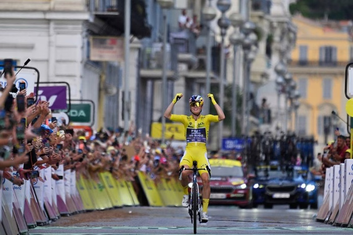 Demi Vollering trionfa a Nizza e conquista il Tour de France 2026. Longo Borghini si prende il podio