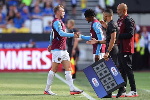 Carabao Cup, fischi e polemica: tifosi contro l'hydration break