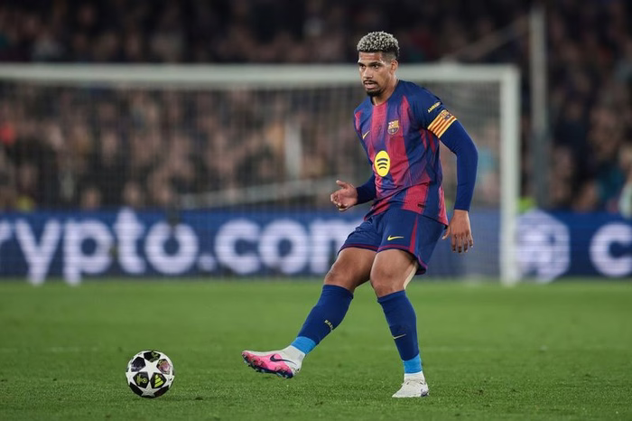 Liverpool given boost in defence as Barcelona star Ronald Araujo joins on loan