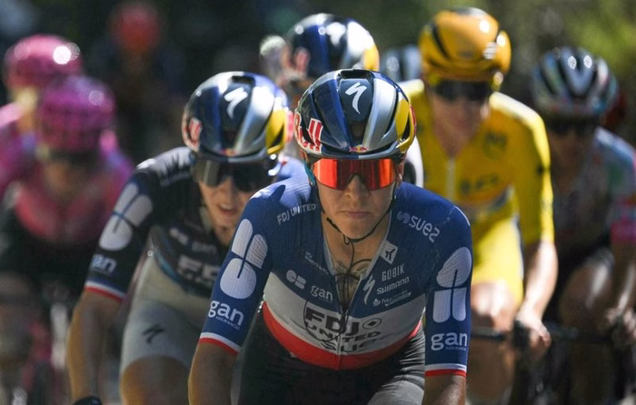 Tour de France femmes 2026 : « Elle peut être fière »… Célia Gery soutenue après avoir subi des « menaces de mort »