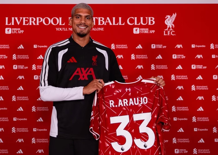Liverpool oficializa chegada de Ronald Araújo por empréstimo