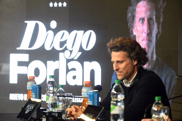 Forlán assume "privilégio" de ser técnico interino do Uruguai
