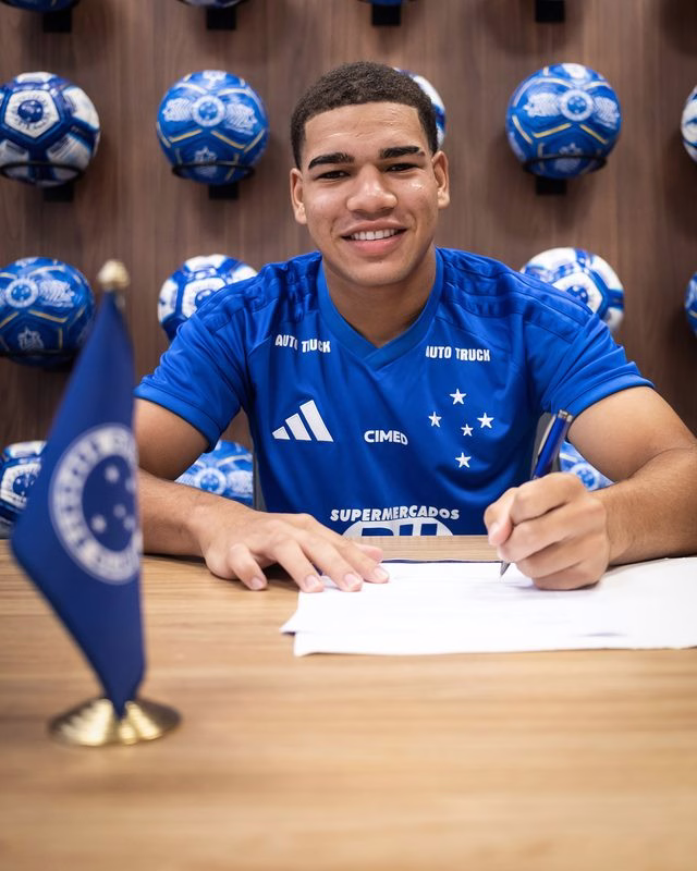 Descoberto por startup, artilheiro do Cruzeiro assina contrato