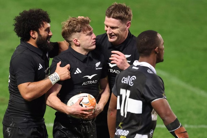 Improved New Zealand thrash Sharks – but Damian McKenzie injury cause for concern ahead of Springboks Tests