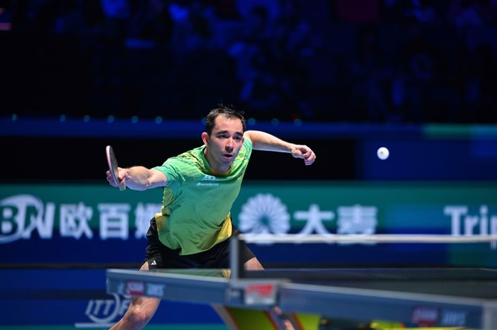Hugo Calderano vence na estreia do Smash da Europa em 19 minutos
