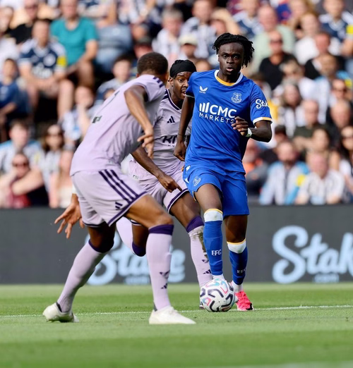 Everton vence Newcastle e chega à terceira vitória em amistosos de pré-temporada