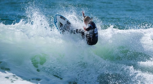 Yolanda Hopkins vence recordista Stephanie Gilmore na etapa do Taiti