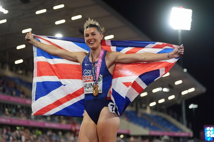 Amy Hunt comes through fear of fainting to go halfway to medal target