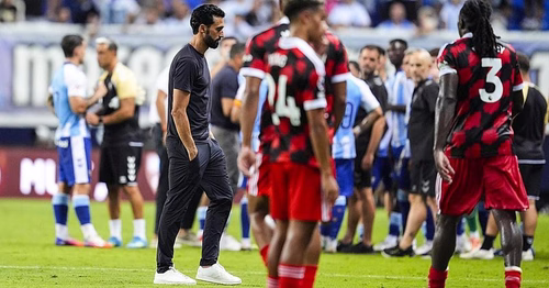 Bochorno en La Rosaleda: Arbeloa expulsado, espantada del Fulham y el Málaga campeón