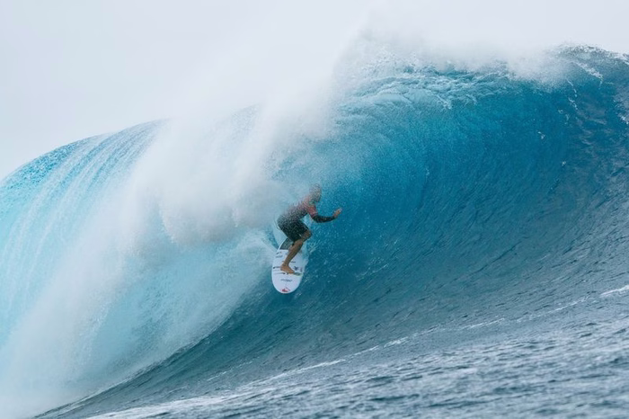 Italo Ferreira avança às quartas de final em Teahupoo, no Taiti