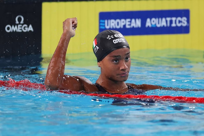 EM: Sara Curtis schwimmt Weltrekord über 50 Meter Rücken