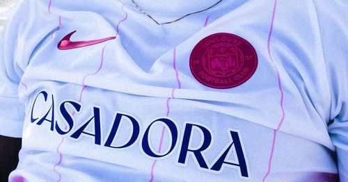 TFC : du blanc et du rose, Toulouse dévoile son maillot extérieur pour la saison 2026/2027