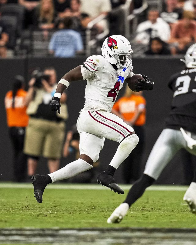 Calouro dos Cardinals ofusca Mendoza em jogo de estreias na NFL
