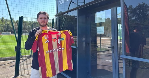 "Plus de 1.000 maillots vendus" : le carton des nouvelles tuniques du Mans FC pour le retour du club en Ligue 1