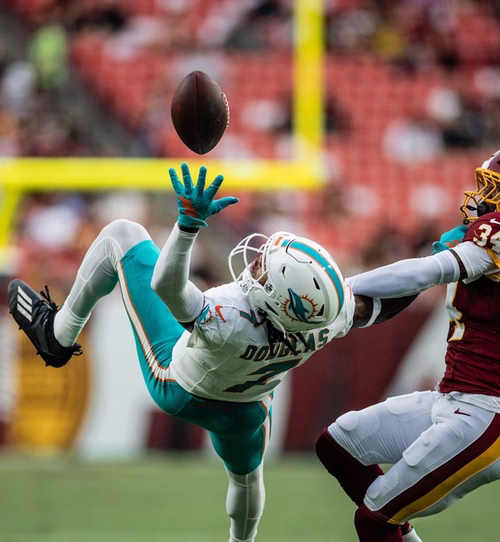 NFL: Novato dos Dolphins estreia com recepção insana de uma mão