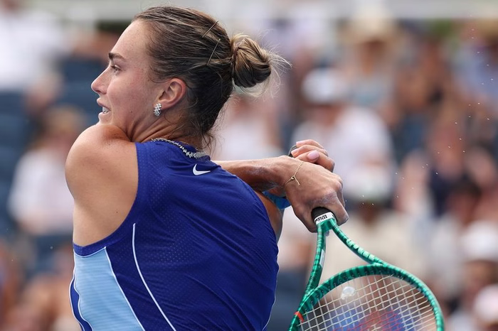 Sabalenka dispara 13 aces e supera estreia dura, Keys também avança