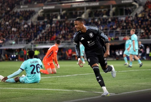Arsenal chega a acordo com Aston Villa para contratar zagueiro Ezri Konsa
