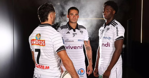De fines lignes noires et l'inscription "Noir et Blanc" : le CA Brive révèle son maillot domicile pour la saison 26/27
