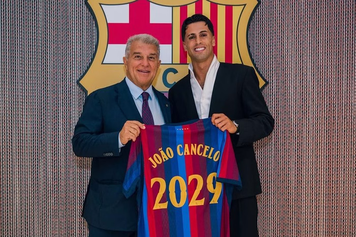 Barcelona confirma contratação definitiva de João Cancelo após empréstimo
