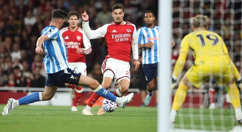 Arsenal inicia defesa do título inglês com vitória sobre promovido Coventry