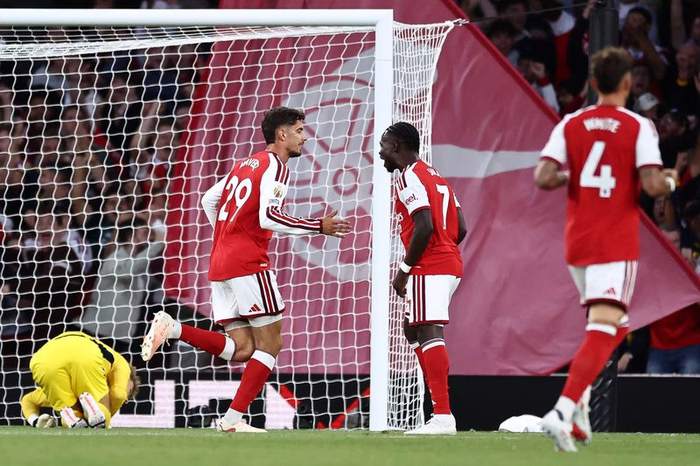 Atual campeão, Arsenal vence Coventry na abertura do Inglês