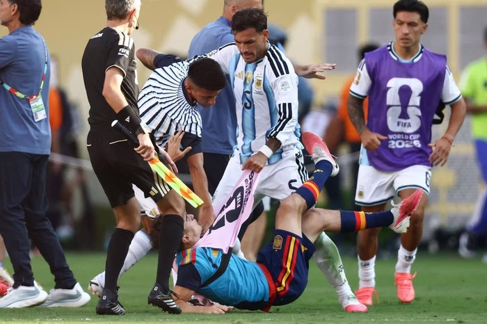 Durísima sanción de la FIFA a Argentina por los incidentes en la final del Mundial contra España y por la bandera de Malvinas ante Inglaterra