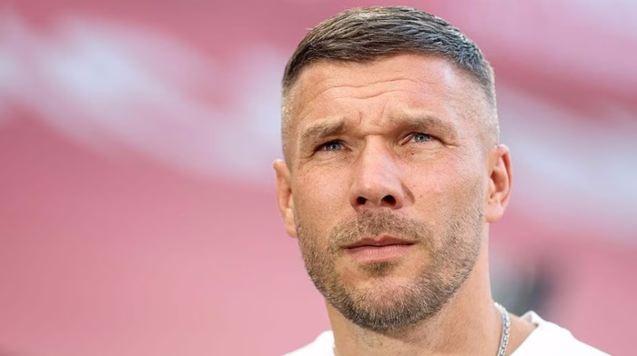 Podolski ruft El Mala an: "Trag die Nummer mit Stolz"