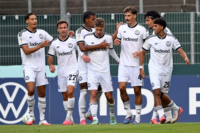 Eintracht Frankfurt faz 11 no St. Tönis e quebra recorde na Copa da Alemanha