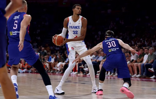 Pour son grand retour, Wemby prend ses marques mais les Bleus s’inclinent contre la Serbie de Jokic