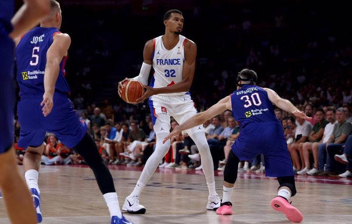 Pour son grand retour, Wemby prend ses marques mais les Bleus s’inclinent contre la Serbie de Jokic