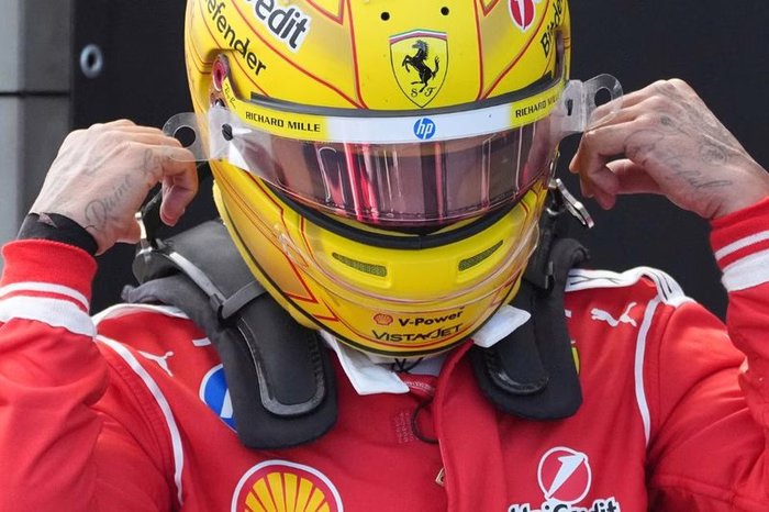 Hamilton punge Verstappen dopo il rinnovo Red Bull: “Ha scelto la via più semplice”
