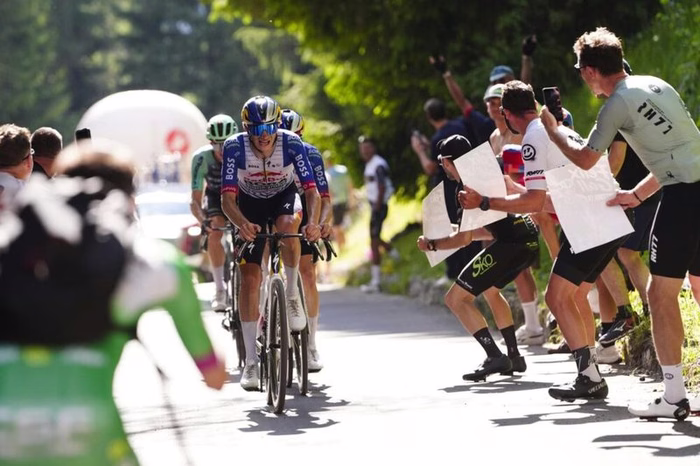 Giulio Pellizzari regala spettacolo al Giro di Germania e vince la terza tappa! Grande attacco con Del Toro
