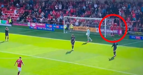 Insólito gol en Inglaterra: se escondió, esperó al arquero y marcó el tanto más fácil de su carrera