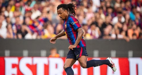 Barcelone : Hansi Flick sème le doute sur l’avenir de Jules Koundé