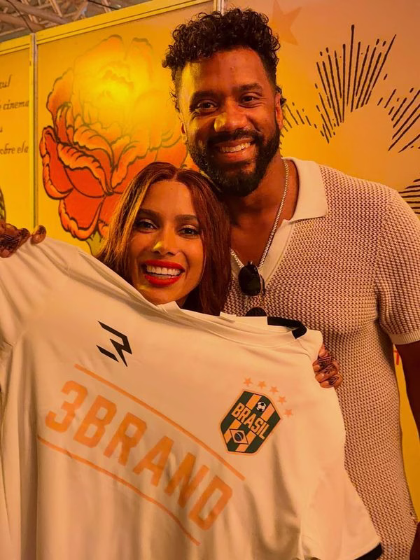 Campeão do Super Bowl XLVIII curte show e interage com Anitta no Rio
