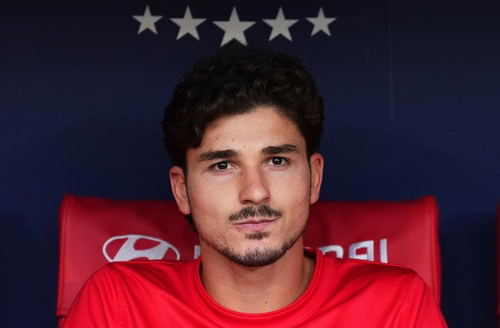 Álvarez, prima i fischi e poi la fuga. Simeone: "Deciso dal club", tifosi infuriati