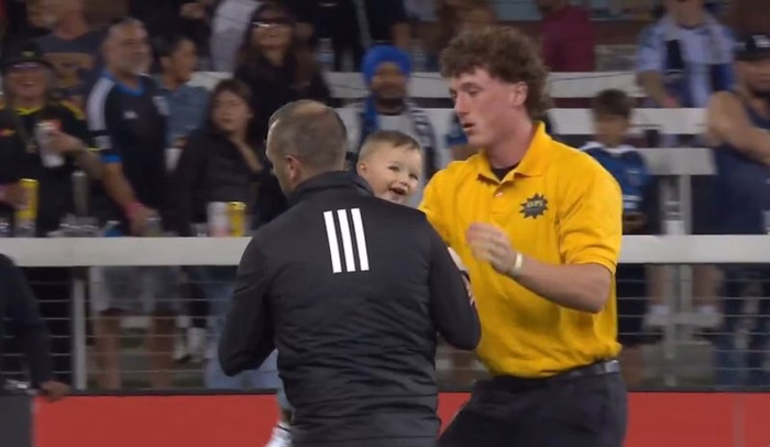 Bebê invade campo na MLS e diverte torcida em goleada