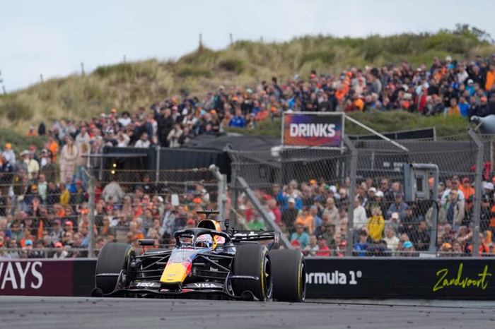 Max Verstappen sbatte nel GP d’Olanda! Colpo di scena al primo giro: bandiera rossa. Chi era al comando e piazzamenti