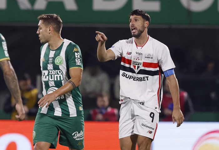 Calleri sofre entorse no tornozelo e pode desfalcar o São Paulo contra o RB Bragantino