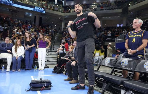 Basket : L’ancien joueur NBA Enes Kanter viré d’un match de WNBA après des provocations transphobes et une altercation