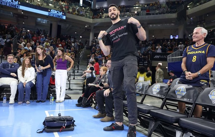 Basket : L’ancien joueur NBA Enes Kanter viré d’un match de WNBA après des provocations transphobes et une altercation