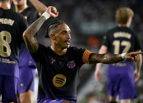 Com dois de Raphinha, Barcelona goleia Elche em estreia pelo Espanhol